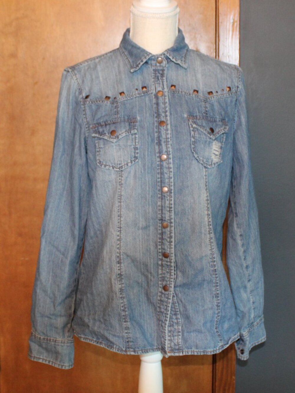 Cruel Studded Denim Western Snap Button Shirt Women's Medium Wash Chambray Top